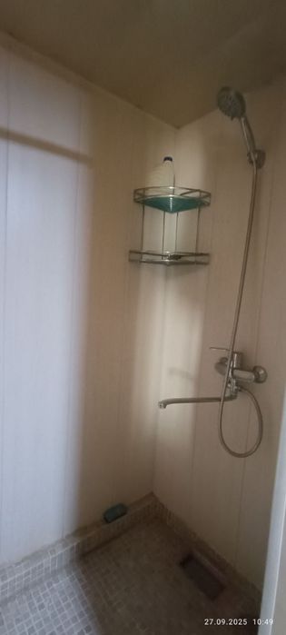 Сдаётся участок в чирчике 2 соток 2 комната около радомма семейным