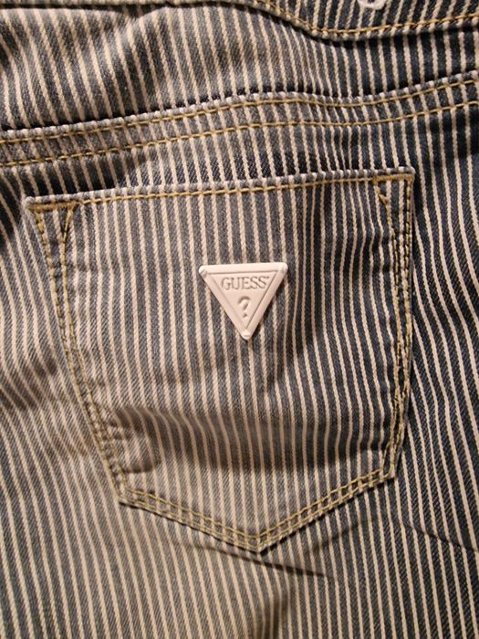 Blugi Guess cu lungime albastru si alb