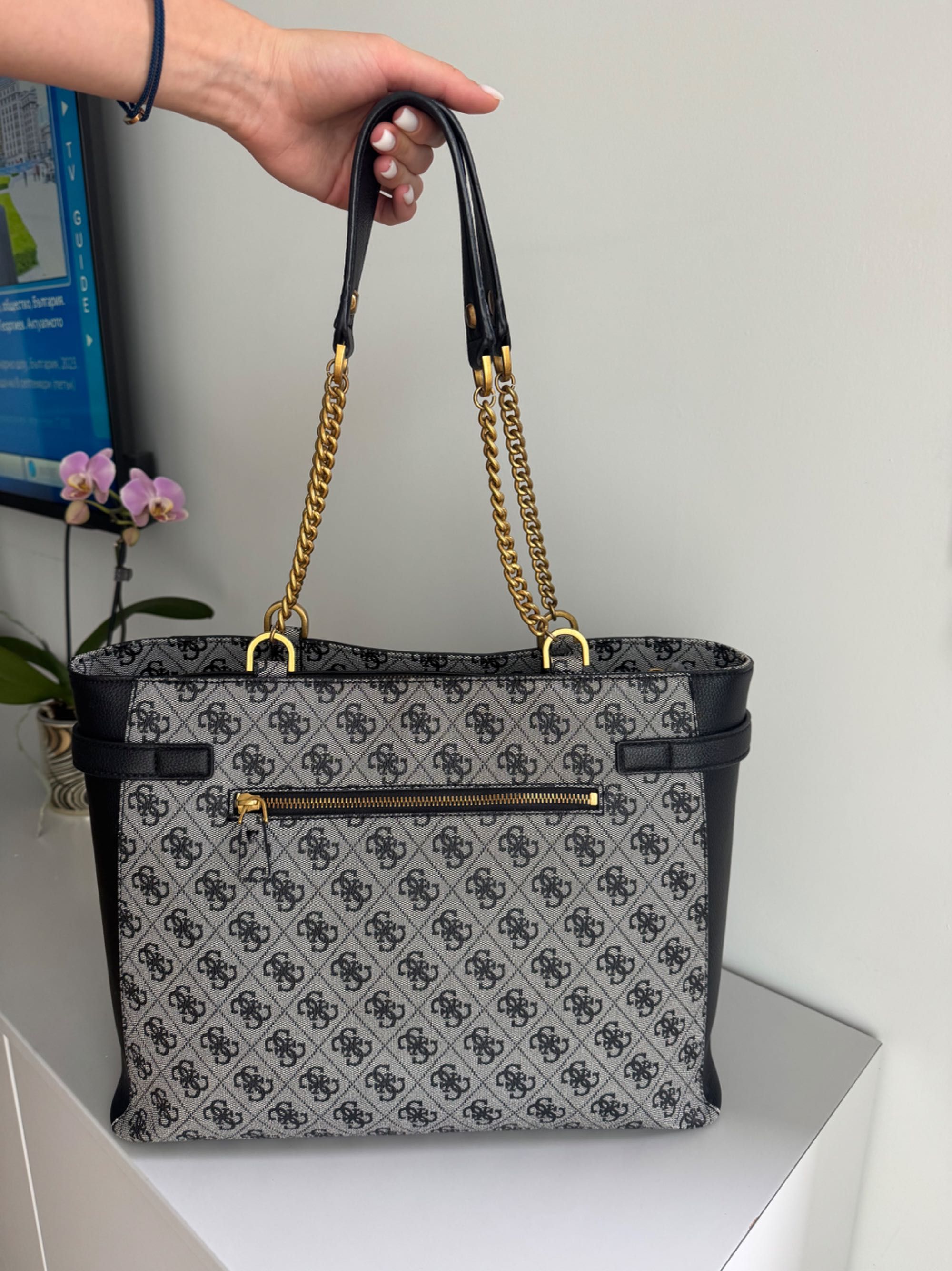 Дамска чанта Guess