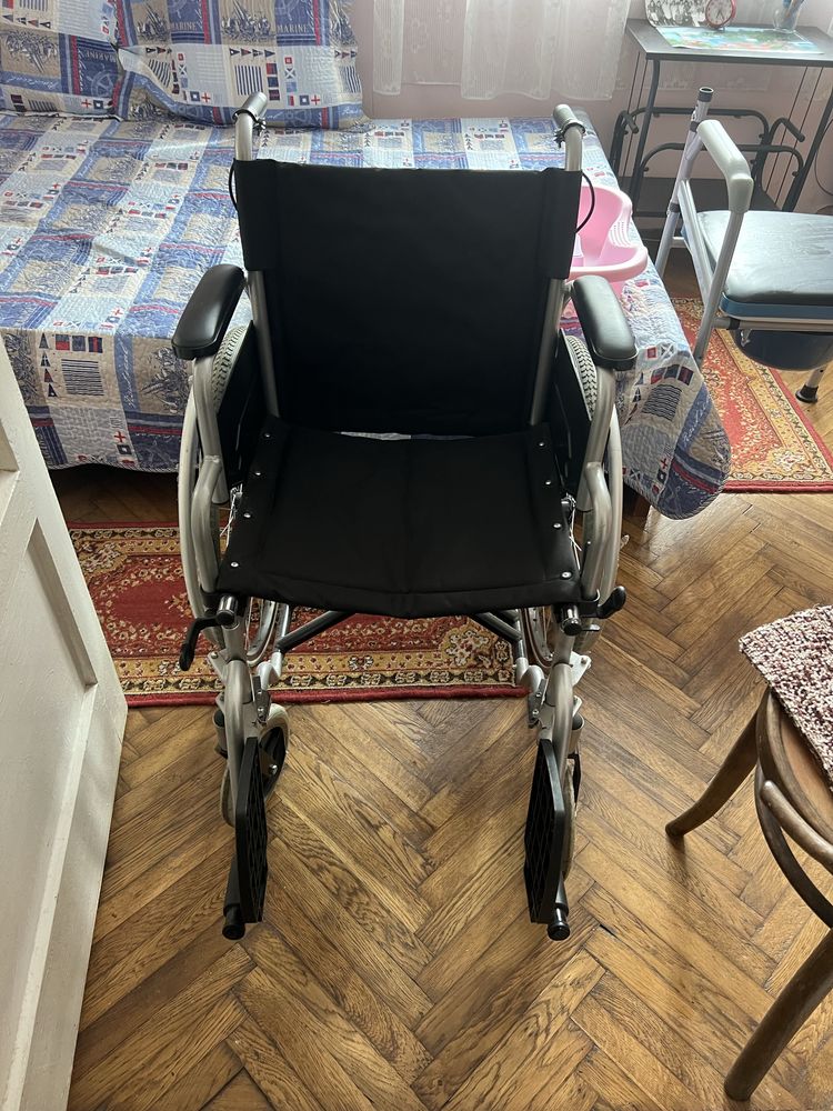 Scaun cu rotile, scaun cu wc camera , saltea antiescare , tava de spal