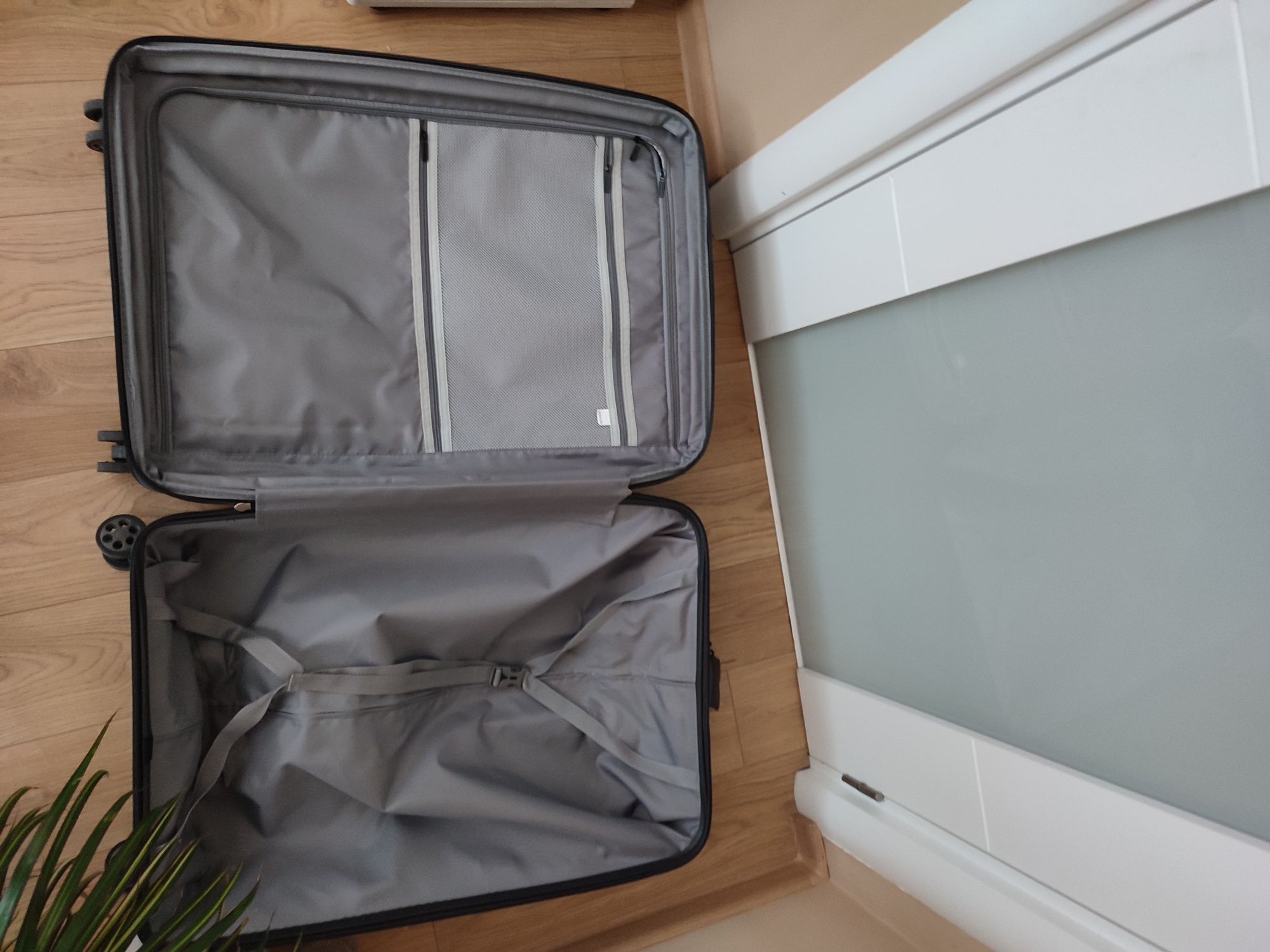 Продавам голям куфар с четири колелца
