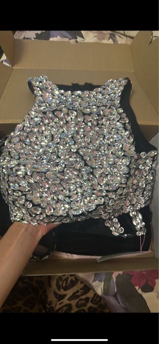 Комплект с камъни-топ, пола, коланче за талията