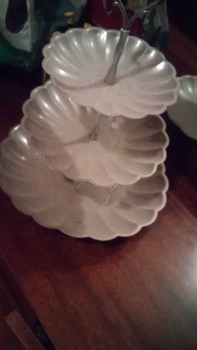 Продам фруктовницу этажерку б/у. Металлическая.Цена окончательная