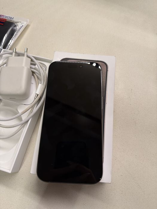Iphone 15 pro с два калъфа и зарядно.