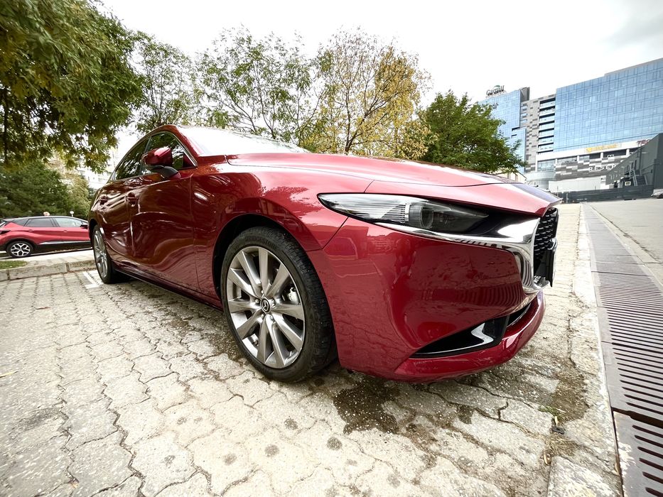 Mazda 3 лек автомобил