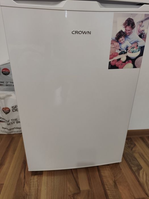 Продавам хладилник Crown