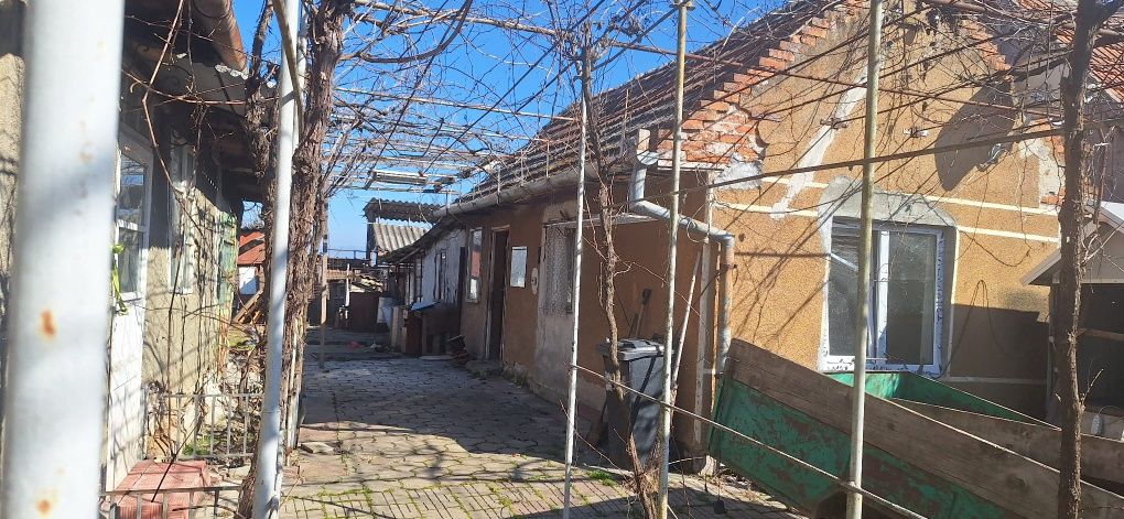 Vând casă bătrânescă în Ineu