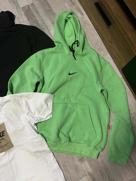 Две худита и тениска найк