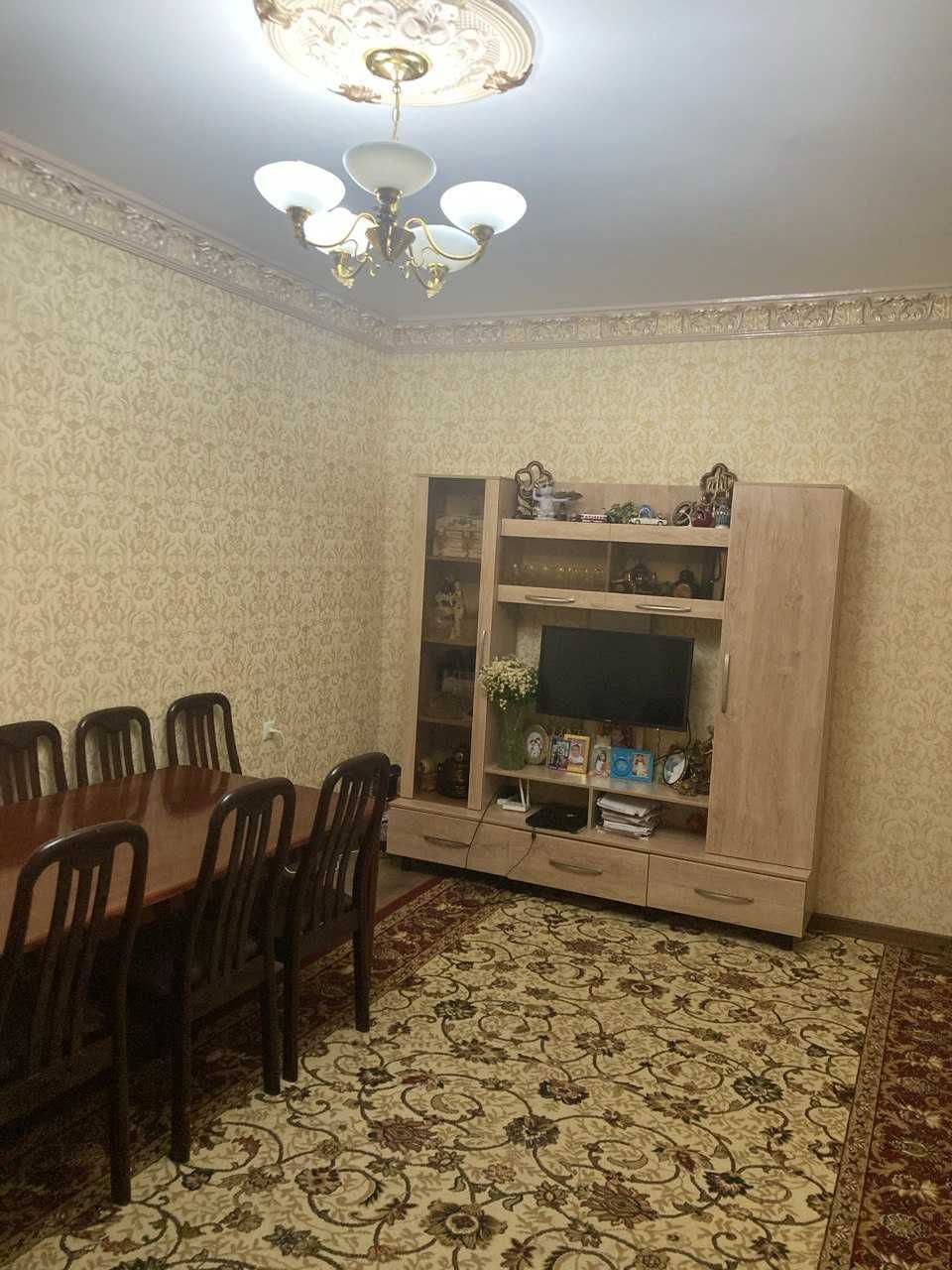 Продается квартира 2/4/4 Юнусабад 14, частично с мебелью и техникой