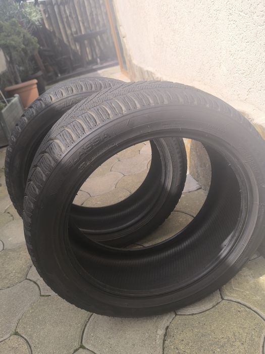 De vânzare două anvelope iarna