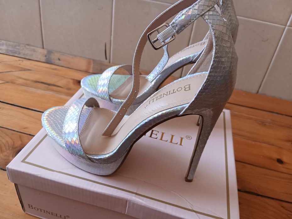 Обувки на висок ток с преливащи цветове