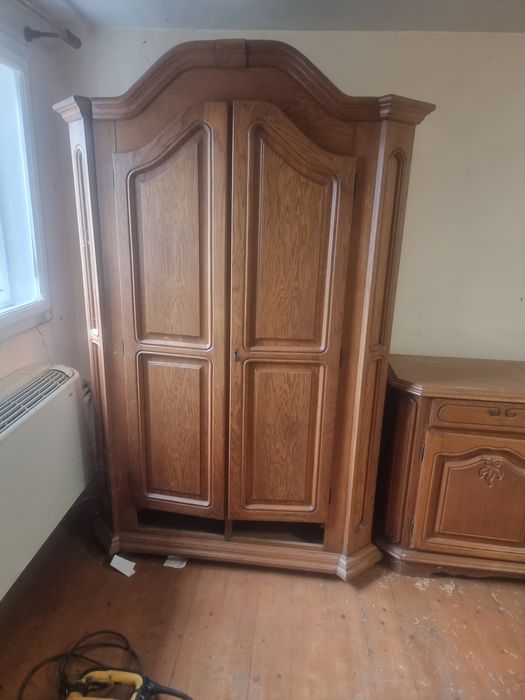 Mobilă secand dulap vitrina ce se vede în poze.din lemn .