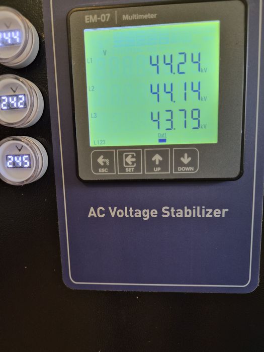 STABILIZATOR trifazat 45kva UPSET cu servomotor.