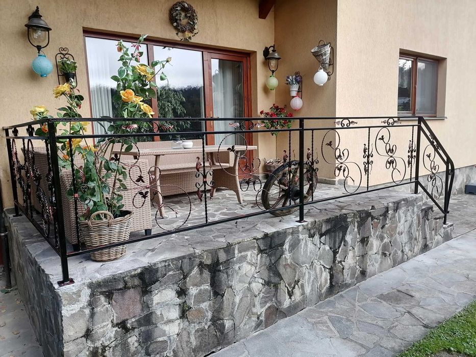 Balustrade din fier forjat și antichizat și lăcuit.