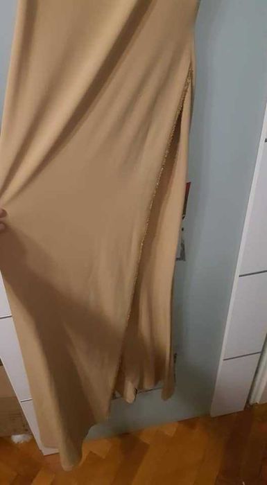 hie mulata nude cu șliț mare pe picior