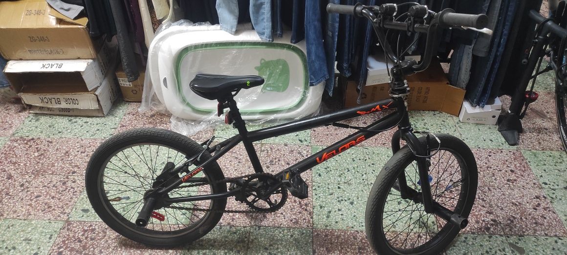 Vând bicicleta BMX 20'