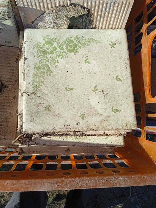 продам плитку советскую Б у 14 на 14 см