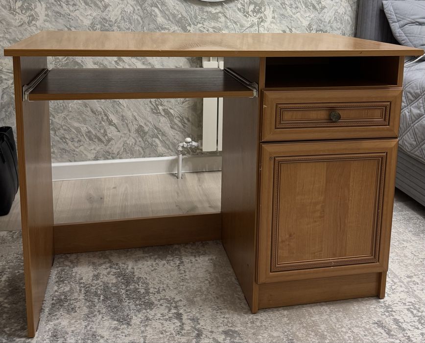 Стол письменный в хорошем состоянии