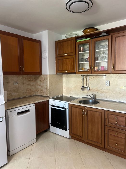 Кухня с горен и долен ред шкафове + плот и мивка