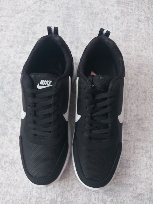 Дамски кожени маратонки Nike