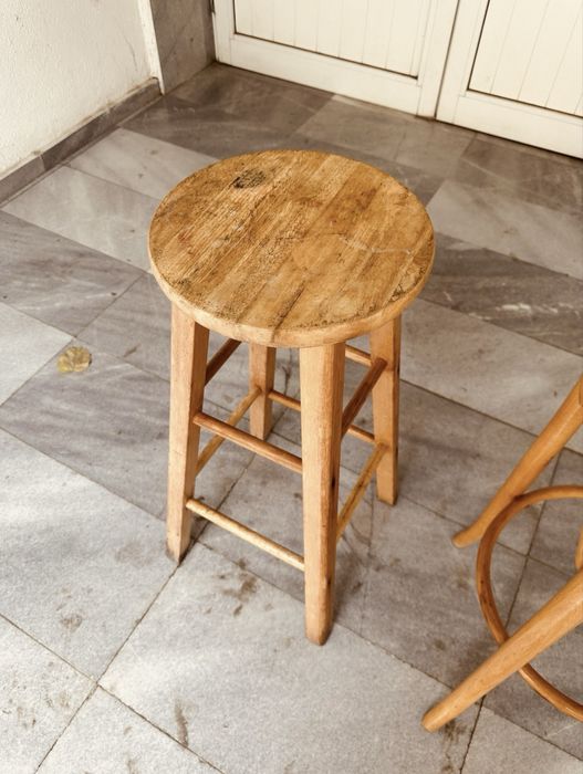 Продавам два дървени ретро бар стола в добро състояние.