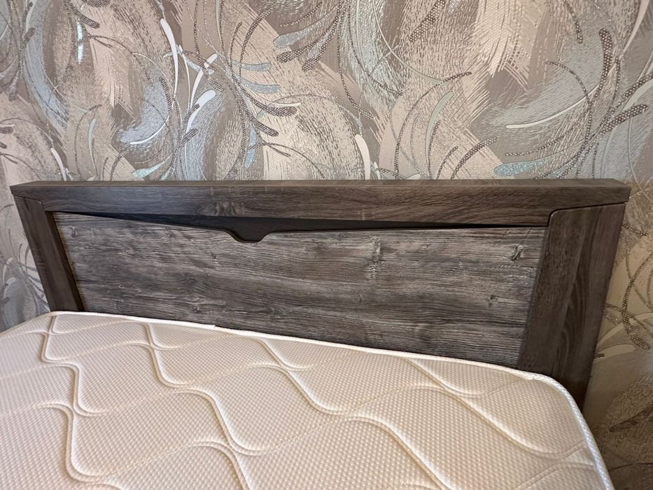 Кровать с матрасом