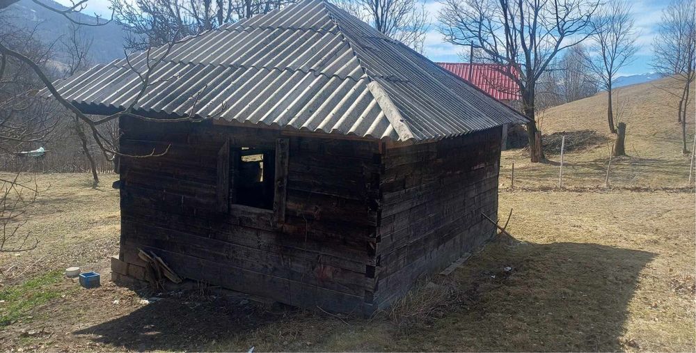 Căsută traditională din grinzi de lemn ideală pentru muzeu