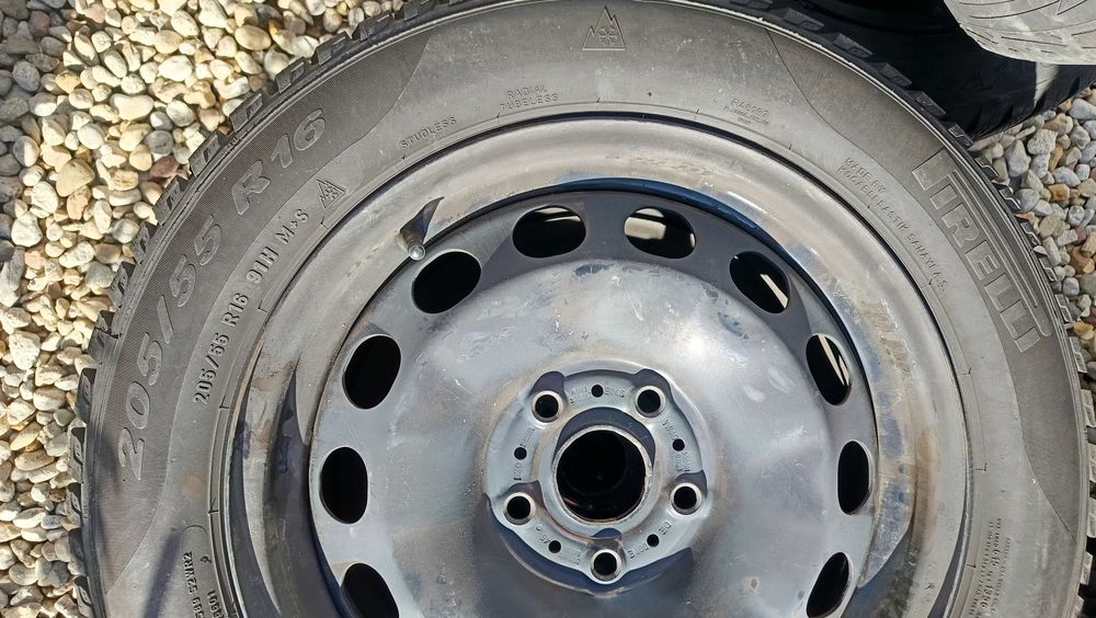 Продавам 4 бр гуми с джанти зимни 205/55/16 91H DOT4320 и DOT3524