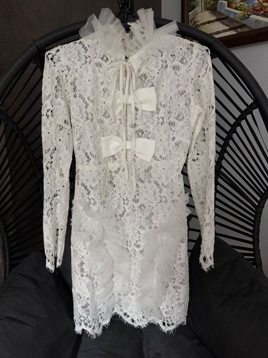 Бяла рокля Avin с дантела