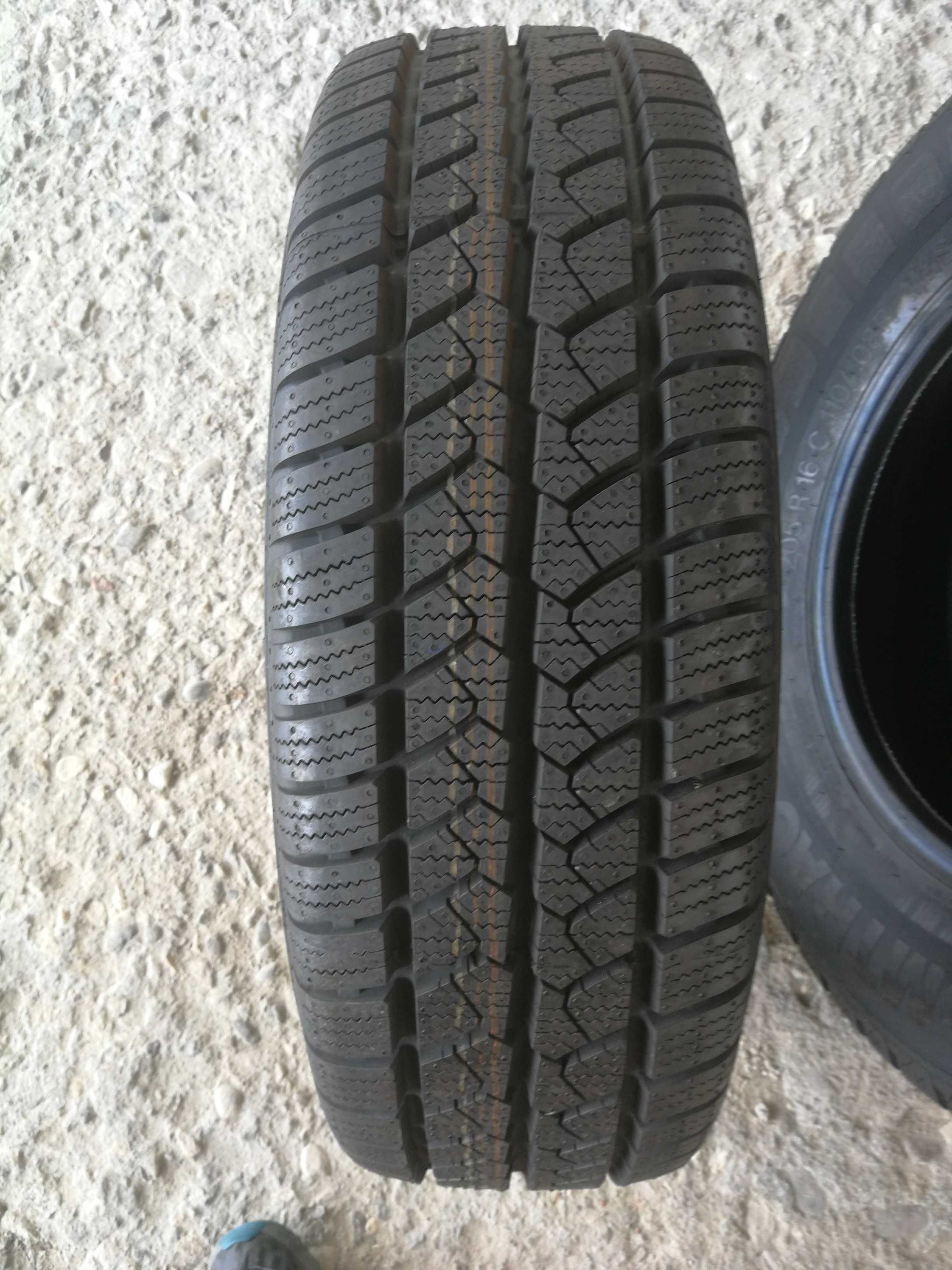 1 Нова зимна бусова гума R15C 205/70 Semperit VanGrip 106/104R M+S