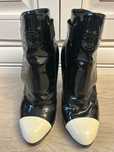 Botine Chanel din piele lac negru cu vârf alb – mărimea 38
