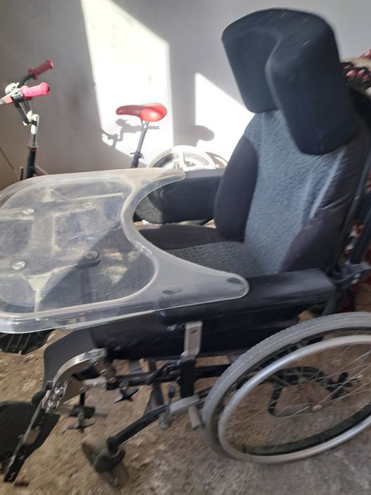 Vând scaun rulant pentru persoanele cu handicap