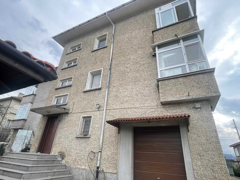 Продава се просторен апартамент - кв. Стефановци