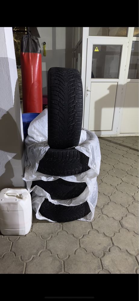 Продам зимнюю резину 275/50R21