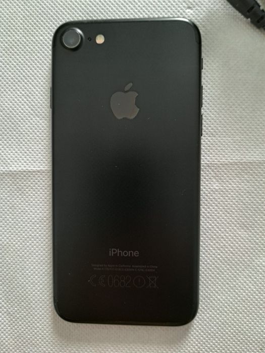 Vând iPhone 7 cu cutia originala!