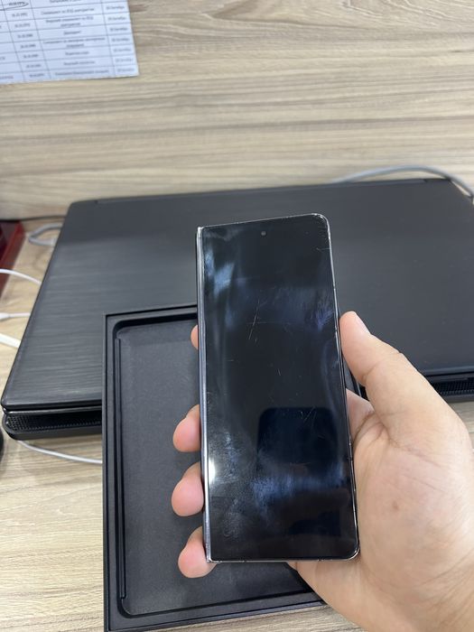 Z Flip 5 ishlashi zor korpusida qirilgan joylari bor bez chexol ishlat