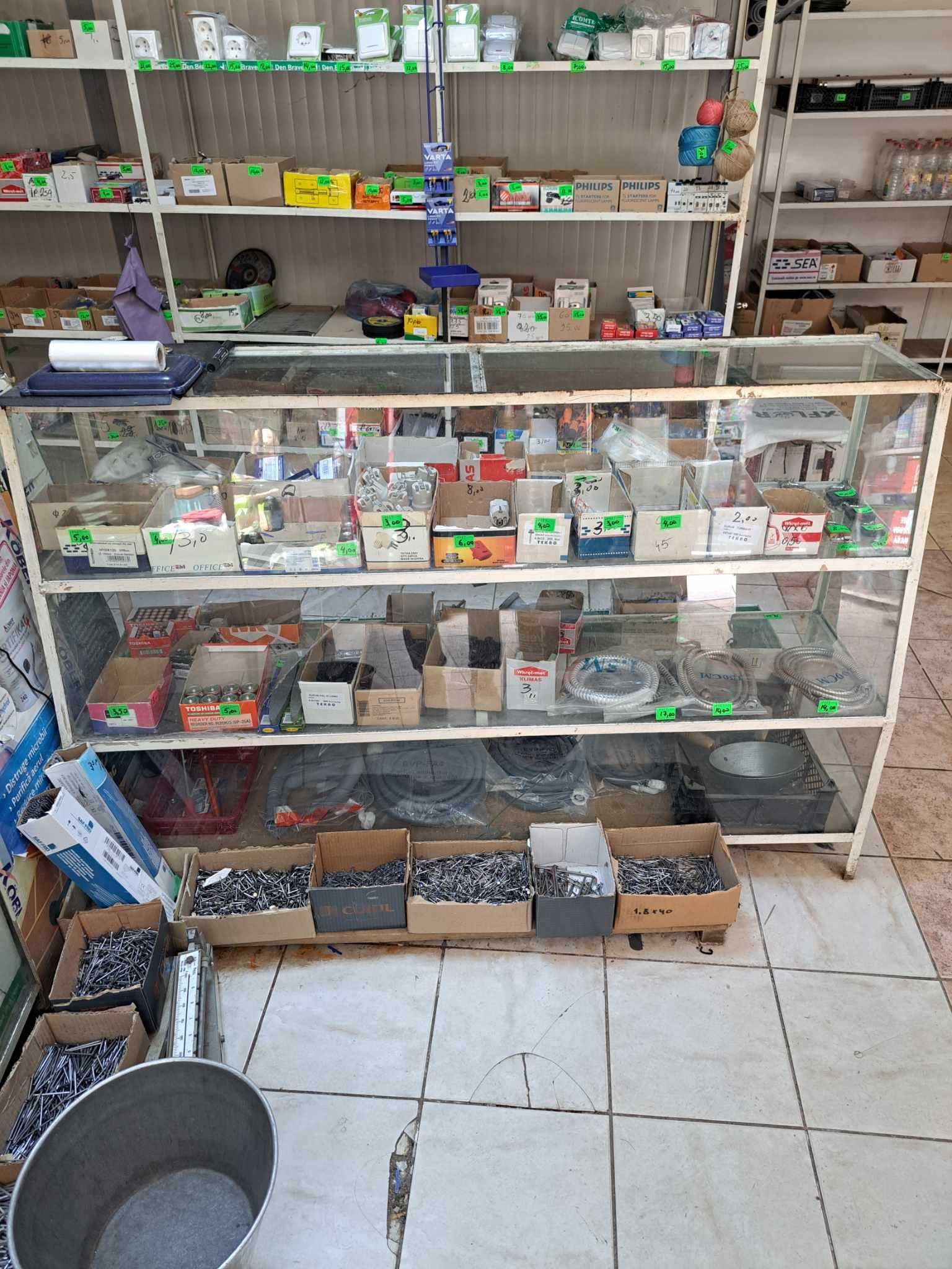 Vand rafturi si vitrine