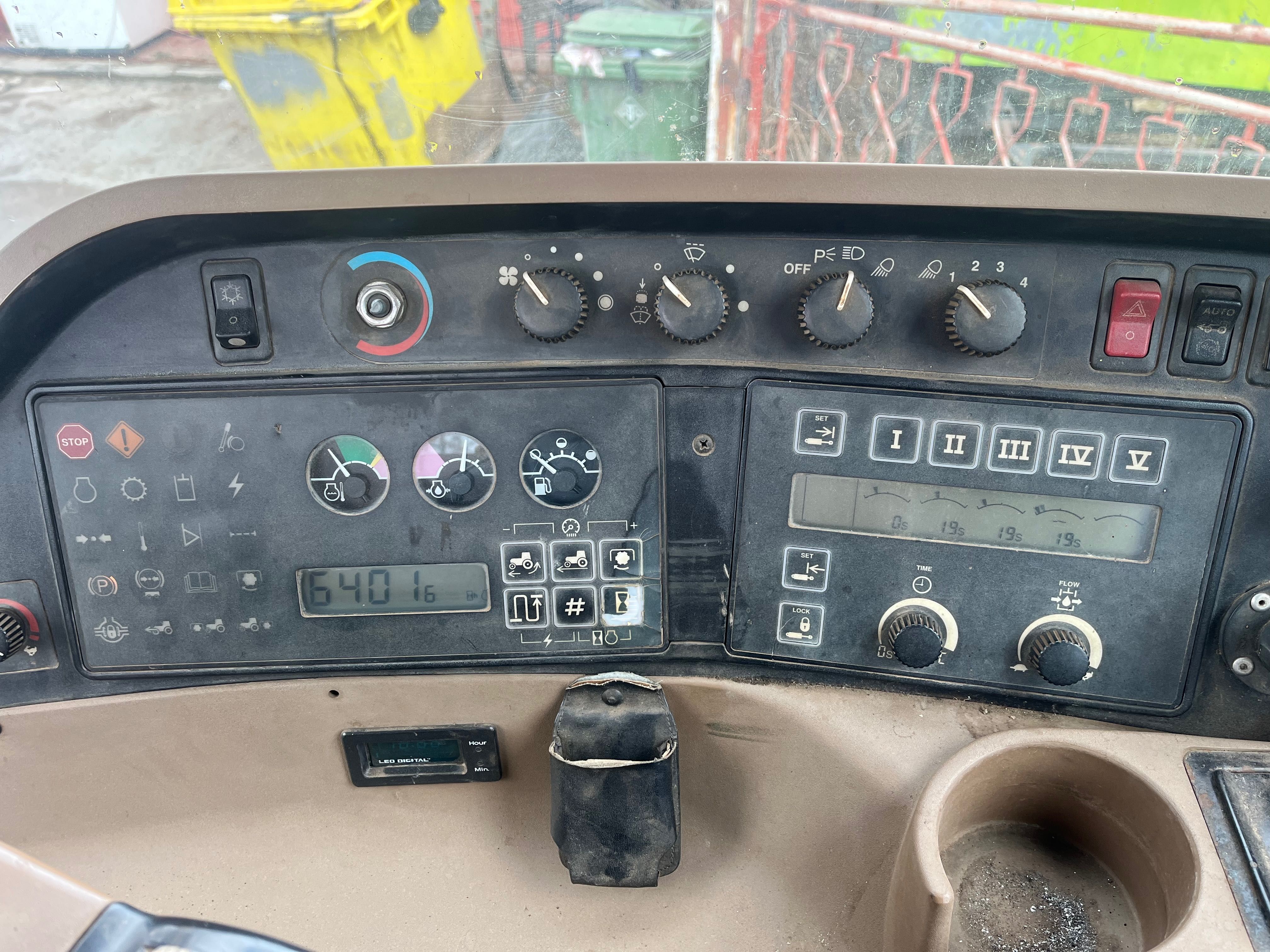 Трактор John Deere 8300