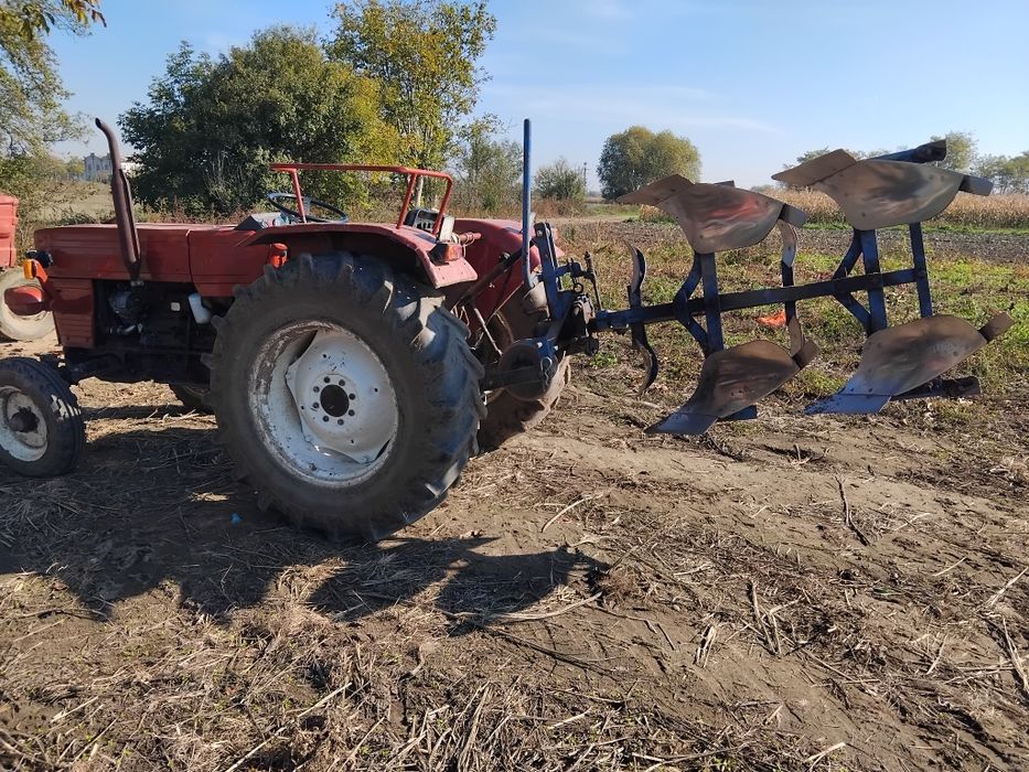 Vând tractor universal 550