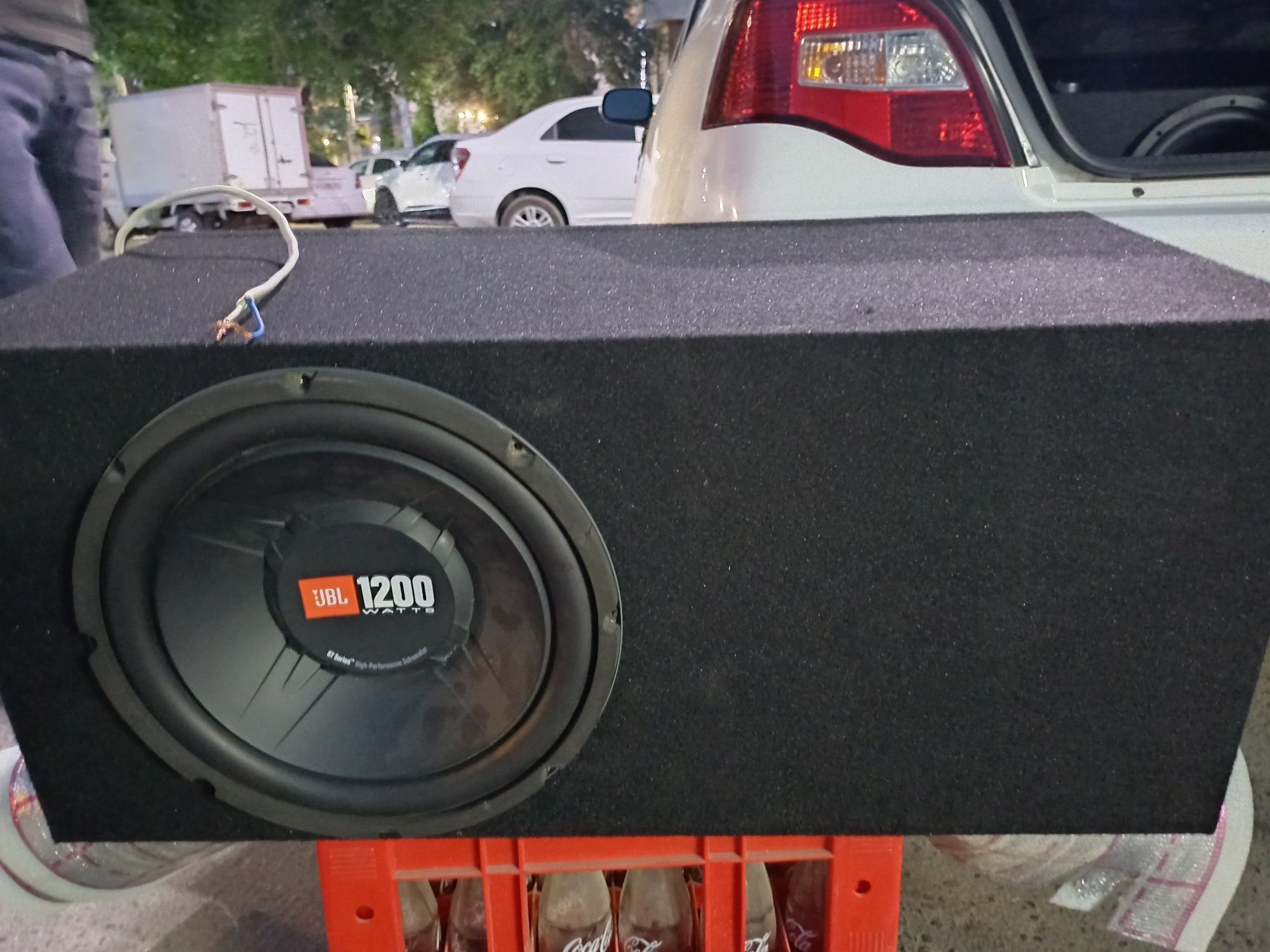 JBL sabufer buchkasi bilan birga
