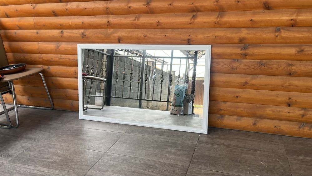 Зеркало большое, с широким обзором.