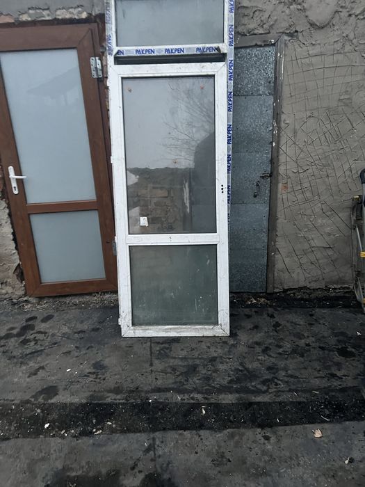 Пластиковая дверь с рамой