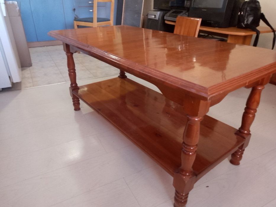 Дървена холна маса