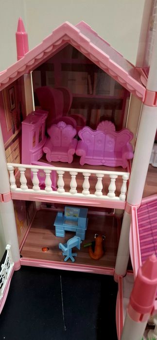 Розова къща за кукли