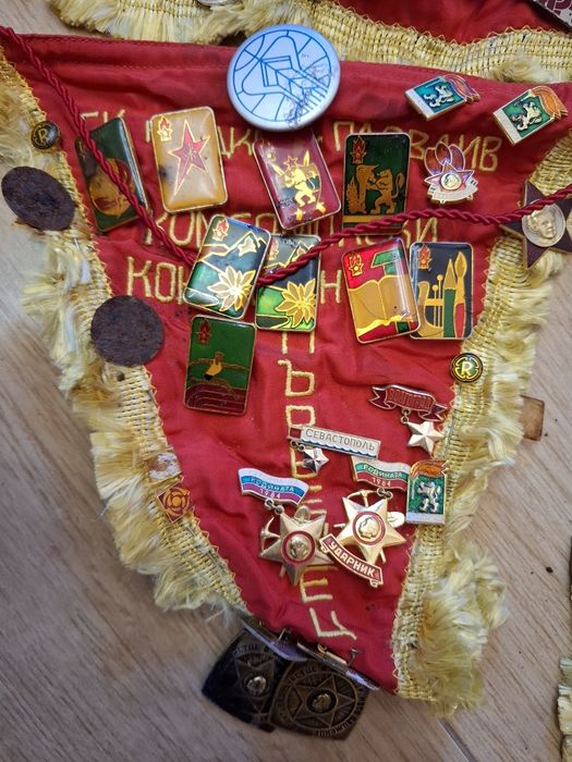 Продавам колекция от значки