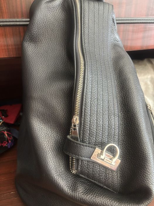 Голяма раница ест кожа.