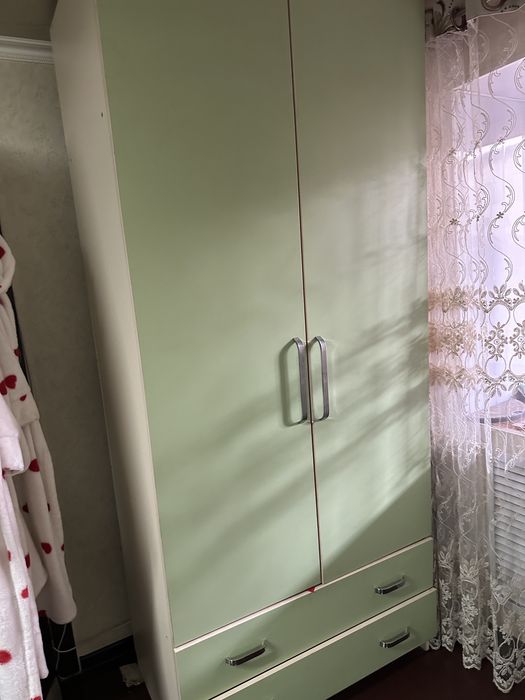 Пролается шкаф и трюмо