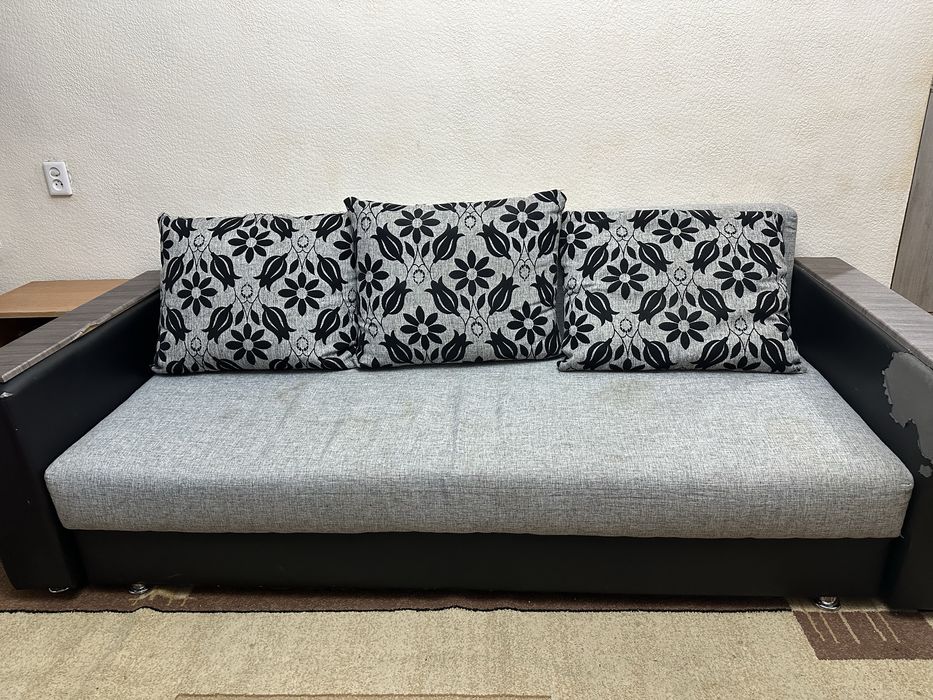 Продам диван цена 10000 т. район Дальней магазин Катерина.