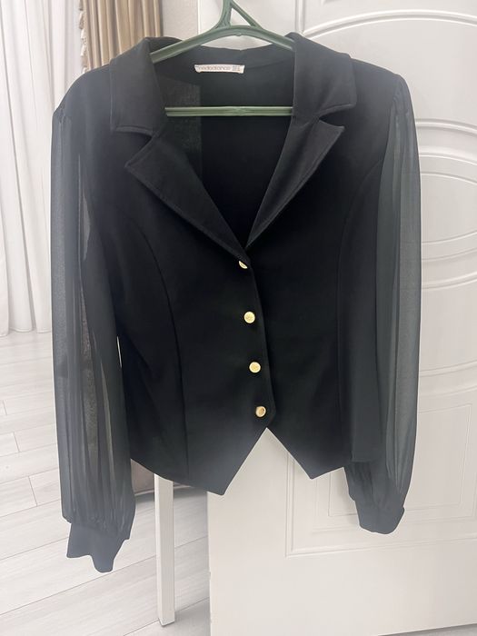 Кофточка черная на пуговках, рукова шифон, пуговки рабочии