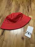 Шапки ZARA с леки забележки